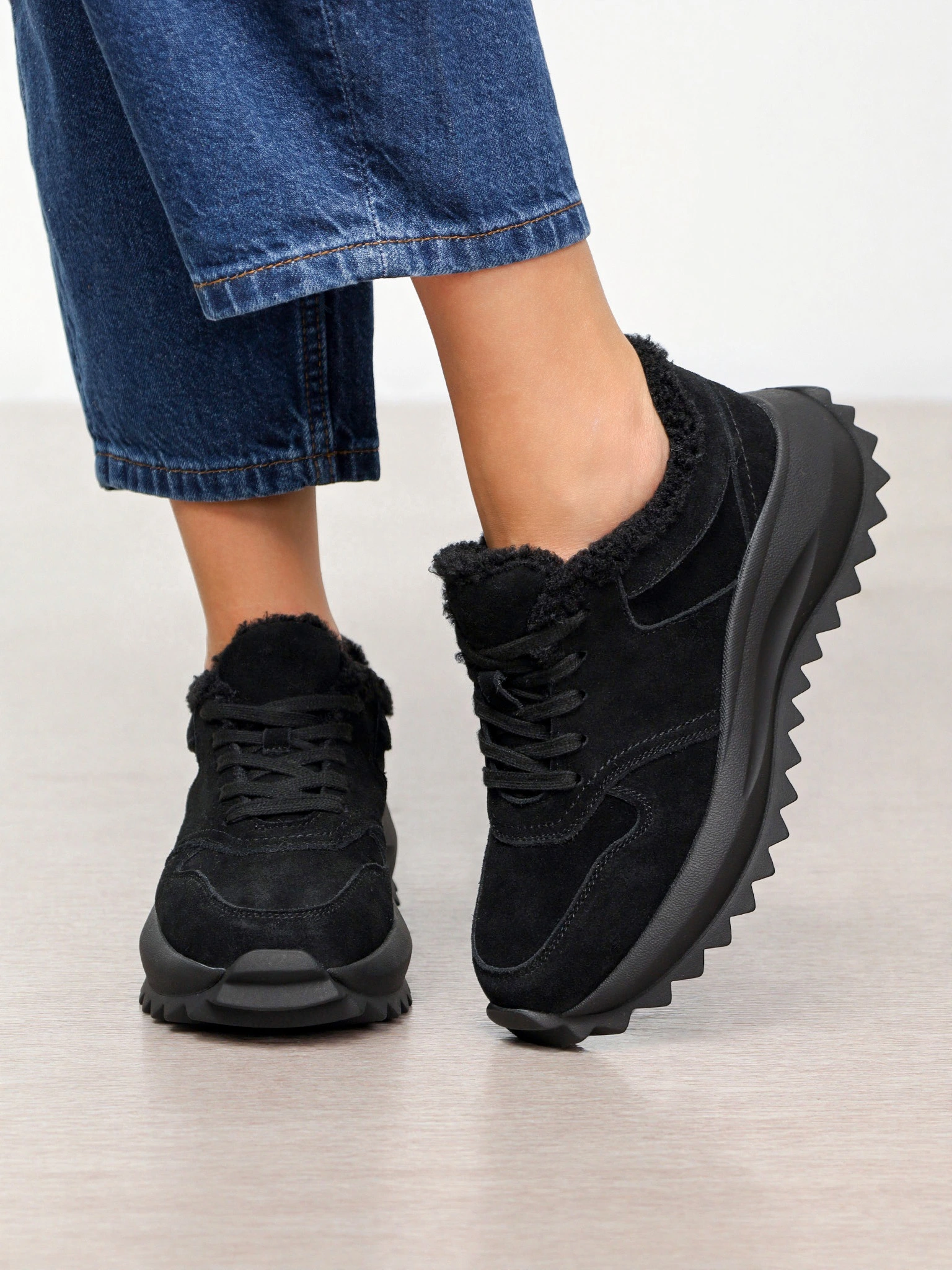 Кроссовки черного цвета на рельефной подошве